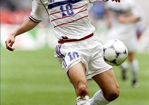 جام جهانی 1998|زین الدین زیدان، کنترل توپ را به دست می آورد، یک چهارم نهایی مسابقات جام جهانی 1998 فرانسه، بازی برابر ایتالیا، 3 جولای. فرانسه 4-3 در ضربات پنالتی به پیروزی رسید. زیدان نخستین گل پنالتی تیمش را به ثمر رساند.