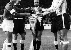 جام جهانی 1966|جام جهانی 1966 انگلستان، آرژانتین 2 – سوئیس 0، کاپیتان های دو تیم: رنه برودمن (سوئیس.چپ)، آنتونیو راتین (آرژانتین.راست)