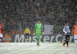 استانبول|بارش برف در استانبول حین دیدار تیم های گالاتاسرای و یوونتوس در گروه B.