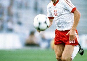 جام جهانی 1982|زبیگنیف بونیک از تیم ملی لهستان حین تماشای توپ در دیدار برابر فرانسه در جام جهانی 1982 اسپانیا.