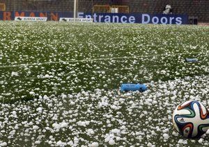 بارش تگرگ|بارش تگرگ در این بازی مزاحمت زیادی ایجاد کرد.