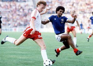 جام جهانی 1982|زبیگنیف بونیک از تیم ملی لهستان حین بازی برابر کامرون در جام جهانی  1982 اسپانیا.