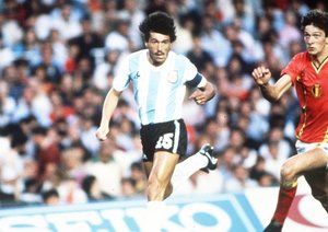 جام جهانی 1982|دانیل پاسارلا از تیم ملی آرژانتین و الکس چرنیاتینسکی از تیم ملی بلژیک، طی دیدار تیمهایشان در گروه 3 جام جهانی 1982 اسپانیا برای تصاحب توپ با هم رقابت می کنند. بلژیک 1-0 بازی را می برد. تک گل بلژیک را اروین واندنبرگ به ثمر می رساند.