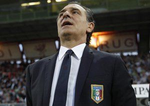 چزاره پراندلي|سرمربی تیم ملی ایتالیا چزاره پراندلی در حال خواندن سرود ملی کشورش.