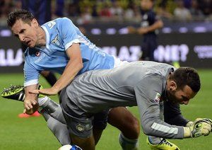 ميروسلاو کلوزه - هاندانویچ|برخورد مهاجم آلمانی لاتزیو ، کلوزه با سمیر هندانویچ.