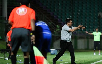 لیگ برتر | حاشیه ذوب‌آهن - استقلال / اعتراض قلعه‌نویی به داور و پرتاب بطری آب / گلر اول ذوب‌آهن ساکش را برداشت و رفت