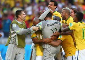 ژولیو سزار|شادمانی بازیکنان برزیل بعد از پیروزی مقابل شیلی در ضربات پنالتی.