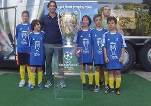 جام قهرمانی لیگ قهرمانان اروپا|نونو گومژ در مقصد نهایی جام قهرمانی لیگ قهرمانان به فوتبالدوستان نوجوان می پیوندند.