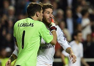 سرخیو راموس|سرخیو راموس پس از به ثمر رساندن گل تساوی بخش تیمش در فینال برابر اتلتیکو مادرید به سمت ایکر کاسیاس می رود تا شادی اش را با او تقسیم کند.