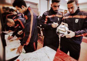 اشکان دژاگه - آندرانیک تیموریان|امضا شدن البسه و توپها توسط بازیکنان کشورمان برای هوادارتشان.