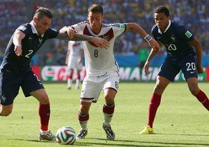 متیو دبوشی - مسوت اوزیل|تقابل  مسوت اوزیل از آلمان در مقابل بازیکن تیم فرانسه ، متیو دبوشی برای گرفتن توپ.