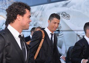 کریستیانو رونالدو|کریستیانو رونالدو از باشگاه رئال مادرید همراه با سایر هم تیمی های خود برای دیدار فینال لیگ قهرمانان اروپا برابر اتلتیکو مادرید، در فرودگاه لیسبون از هواپیما پیاده می شود.