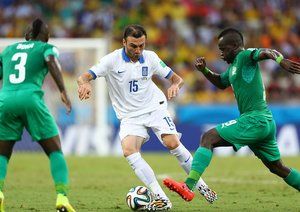 واسيليس توروسيدیس - بوکا|تقابل بازیکنان ساحل عاج و یونان در میانه میدان .