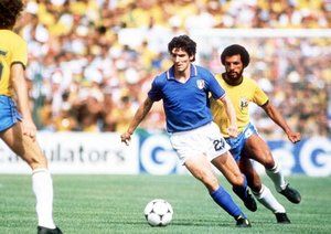 جام جهانی 1982|جام جهانی 1982 اسپانیا، بارسلونا، اسپانیا، 5 جولای 1982، ایتالیا 3 – برزیل 2، پائولو روسی از سوی جونیور از برزیل تعقیب می شود.