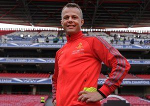 بیورن کوپیرس|بیورن کوپیرس، داور دیدار فینال لیگ قهرمانان اروپا، پیش از انجام مصاحبه، برابر دوربین سایت یوفا می ایستد.