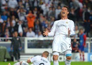 کریستیانو رونالدو|کریستیانو پس از ناکامی در یک موقعیت افسوس می خورد.