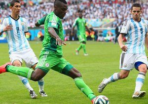 امانوئل اِمِنیکه - دی ماریا|کنترل توپ توسط امانوئل اِمِنیکه از نیجریه.