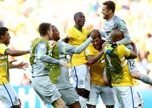 ژولیو سزار|شادمانی بازیکنان برزیل بعد از پیروزی مقابل شیلی در ضربات پنالتی.