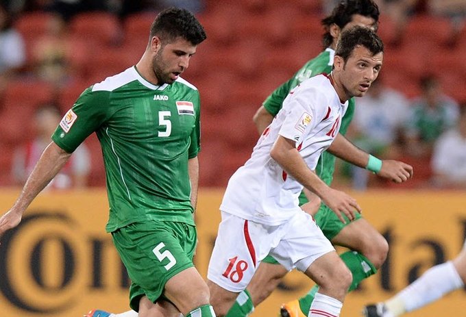 تقابل دو بازیکن بر سر توپ