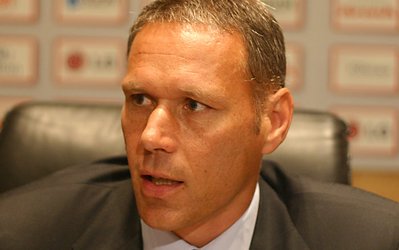 بیماری قلبی فان‌باستن را مجبور به استعفا کرد