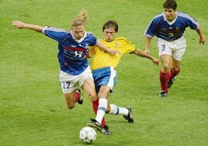 جام جهانی 1998|لئوناردو از برزیل، با مقاومت امانوئل پتی و لیزارازو از فرانسه مواجه می شود. فینال جام جهانی 1998 فرانسه، 12 جولای 1998، پاریس، فرانسه. این دیدار با حساب 3-0 به سود فرانسه پایان یافت.