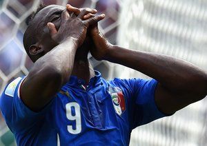 ماریو باروواه بالوتلی|نگاه پر از حسرت سوپرماریو بعد از هدر دادن موقعیت مناسب گزنی مقابل کاستاریکا .