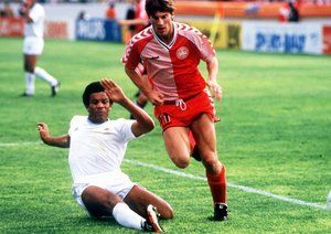 جام جهانی 1986|مایکل لادروپ از تیم دانمارک، توپ را از جلوی پای ویکتور دیگو از تیم اروگوئه در گروه E جام جهانی 1986 مکزیک به بیرون می زند. این تیم اروپایی با پیروزی 6-1 در این دیدار به صدر گروه خود وبالاتر از آلمان غربی رسید.