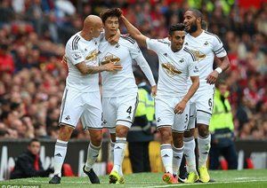 شادمانی بازیکنان سوانزی|منچستر یونایتد 1-2 سوانزی / لیگ جزیره