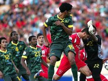 فاتحان سفارت از دیوار فوتبال پائین بیایند!