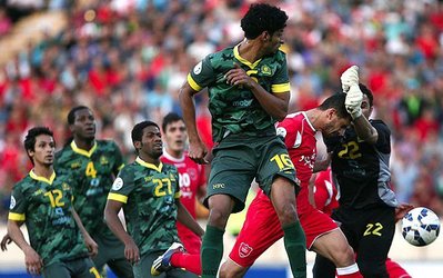 فاتحان سفارت از دیوار فوتبال پائین بیایند!