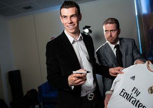 گرت بیل|گرت بیل پس از مصاحبه، پشت پیراهن خود در باشگاه رئال را امضا می کند.