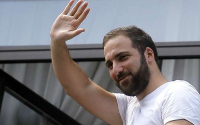 آریلو دی لورینتس: ایگواین با پیوستن به یووه به ناپولی خیانت کرد