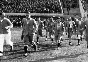 جام جهانی 1930|فینال جام جهانی فوتبال 1930، مونته ویدئو، اروگوئه، 30 جولای 1930، آرژانتین 2 – اروگوئه 4، تیم آرژانتین پیش از شروع بازی برای بررسی زمین به میدان می آید.