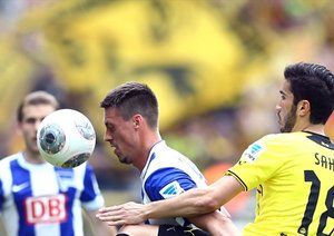 نوری شاهین|تلاش نوری شاهین برای گرفتن توپ از حریف