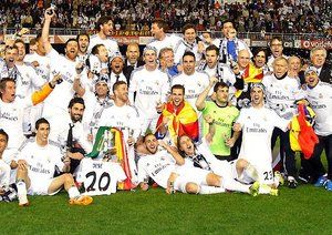 رئال مادرید|عکس دست جمعی رئالی ها با جام قهرمانی