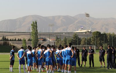 حضور بازیگر سینما و تلویزیون با لباس ورزشی در تمرین استقلال/ قلعه‌نویی به دنبال پسرش!