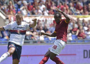 تقابل دو بازیکن بر سر توپ