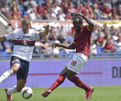 تقابل دو بازیکن بر سر توپ