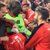 وقتی ممدو ساخو مدافع لیورپول خودش را جای تماشاچی جا می زند تا از آدام لالانا امضا بگیرد
