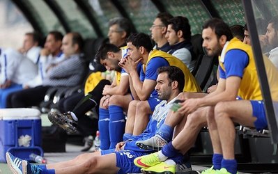 حرکت جنجالی مدافع آبی‌ها در واکنش به شعار هواداران عصبانی استقلال!