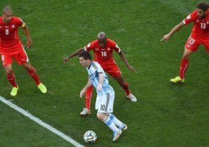 لیونل مسی - گوخان اینلر|تقابل ستاره آرژانتین لیونل مسی در مقابل بازیکن سوئیس ، گوخان اینلر برای گرفتن توپ.