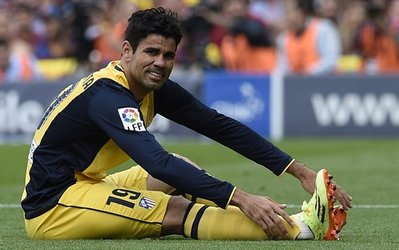 ستاره تیم فوتبال اتلتیکو مادرید دست به دامن یک زن شد!