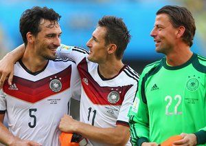 كلوزه - متز هومِلز -  وای دن فلر|خوشحالی كلوزه ، متز هومِلز و وای دن فلر بعد از پیروزی آلمان مقابل فرانسه.