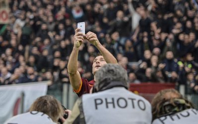 عکس روز | شوخی با سلفی توتی