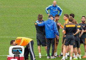 جلسه تمرینی رئال پیش از فینال لیگ قهرمانان اروپا|کارلو آنجلوتی، بر جلسه تمرینی بازیکنان رئال مادرید پیش از دیدار فینال لیگ قهرمانان اروپا نظارت می کند.