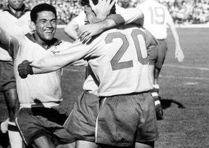 جام جهانی 1962|گارینچا به سوی هم تیمی خود، آماریلدو می دود تا پس از گلزنی وی در فینال جام جهانی 1962 برابر چکسلواکی به او تبریک بگوید. برزیل 3-1 در این بازی به پیروزی رسید.