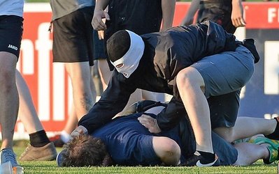 درگیری خونین هواداران لیدز و اینتراخت فرانکفورت در اتریش