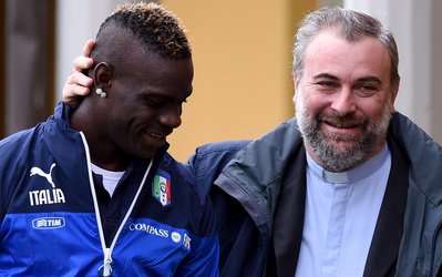 عکس روز | کشیش تیم ملی ایتالیا بالوتلی را نصیحت می‌کند!