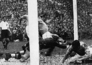 جام جهانی 1934|انریکو گوایتا از تیم ملی ایتالیا، ده دقیقه پس از شروع دیدار تیمش برابر اطریش در نیمه نهایی جام جهانی 1934 در ورزشگاه سن سیرو میلان، سوم ژوئن 1934، گلزنی می کند. ایتالیا این دیدار را با حساب 1-0 برد و به دیدار فینال راه یافت.