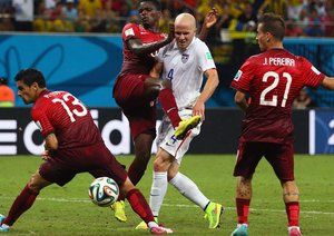 مایکل بردلی|محاصره شدن برادلی هافبک امریکا ، بین بازیکنان تیم ملی پرتغال .